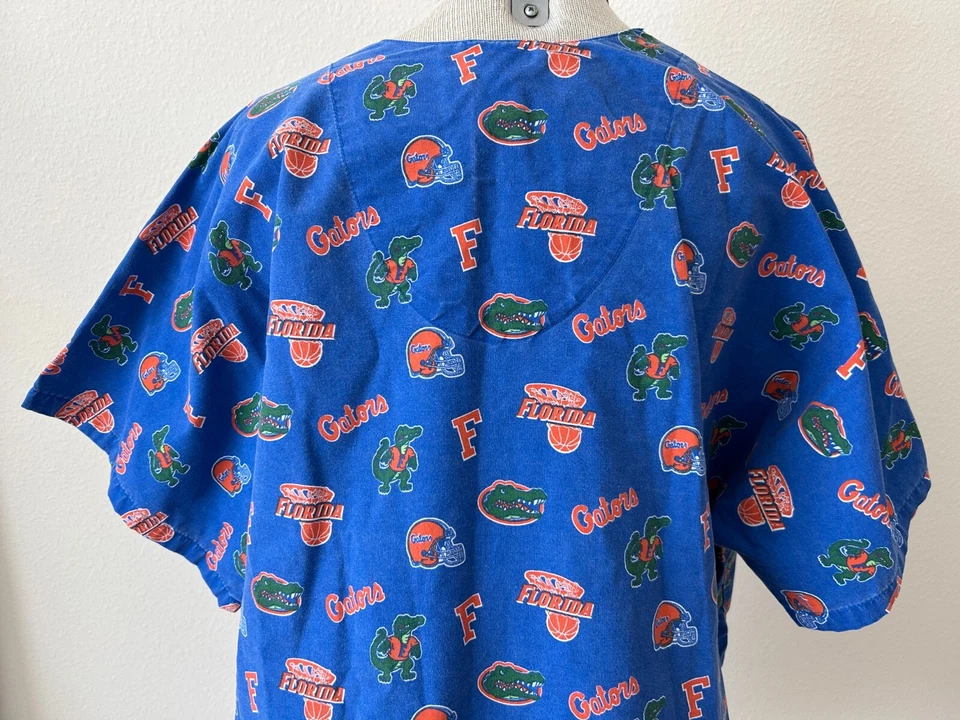 Florida Gators Scrubs size L Dudz short sleeve V neck 1 pocket - Image 4 of 4