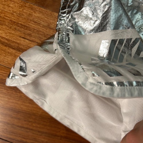 Nike Womens Metallic Silver Logo Mesh Lined Athletic Shorts Large White Trim - Afbeelding 4 van 12