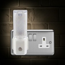 Kingavon Automatic Plug In LED Dusk Sensor Nigth Light