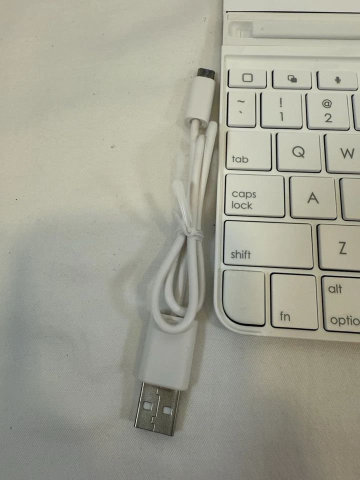 Logitech ULTRATHIN Magnetic Clip-on Keyboard Cover for iPad Air - Image 2 of 4