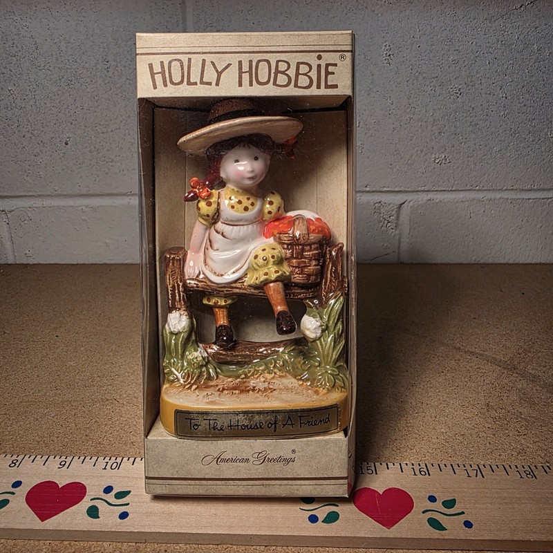 PORCELAIN HOLLY HOBBIE CLIMBING FENCE "To the House of A Friend" 6" 1971 BB6 NIB