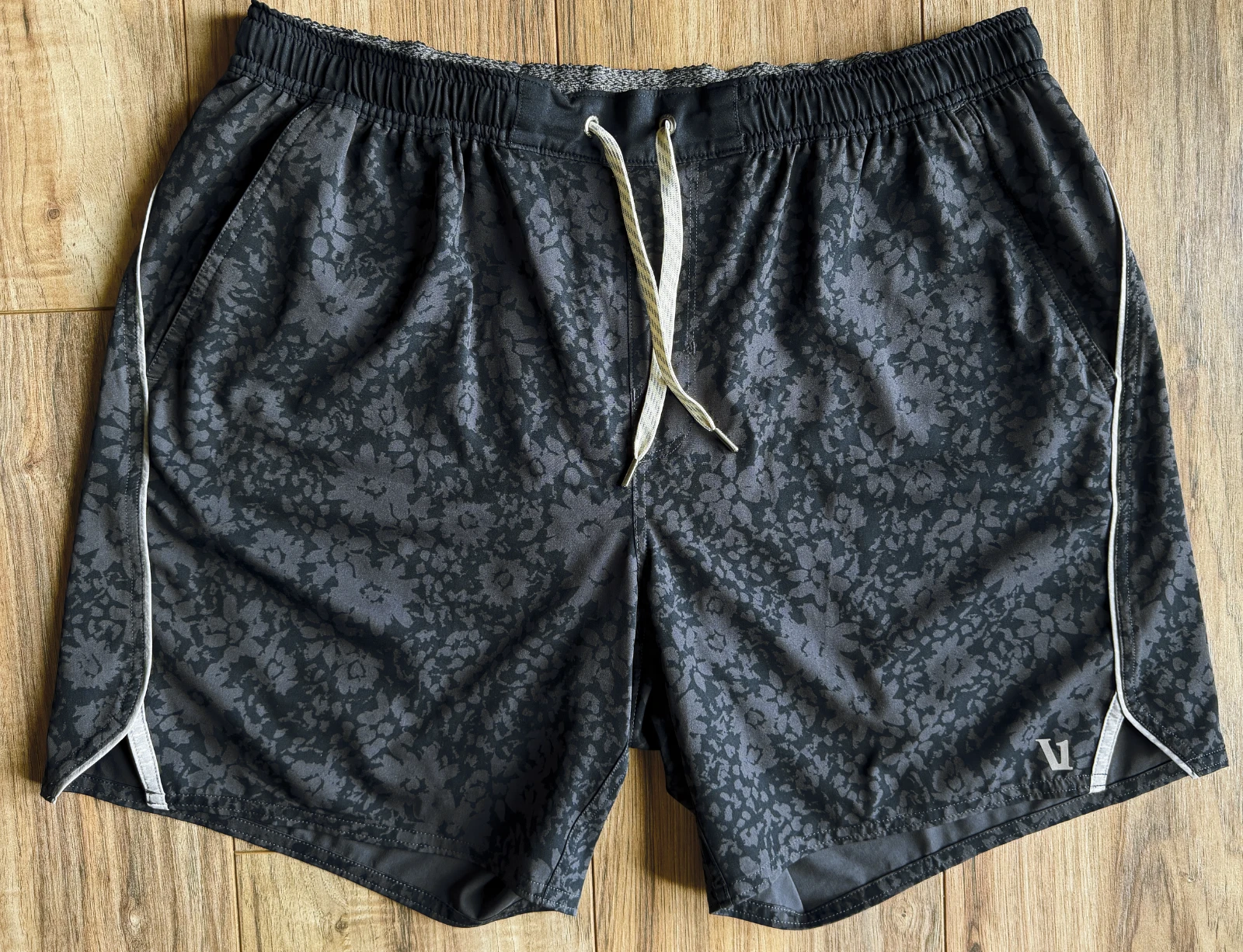 Vuori Kore Shorts Mens Large Black | Lined | Subtle Gray Pattern | V3053 - $80