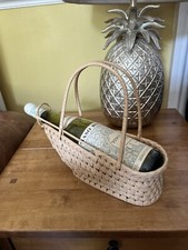 Porte bouteille panier à vin en osier rétro années 70 table corbeille tissé milieu de siècle