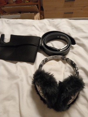 Ein Jungen Paket Tasche Gürtel 85 Ohrwärmer