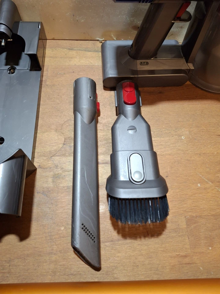 Original Dyson V7 Akku Kabelloser Staubsauger Akkusauger Grundgerät Funktioniert - Bild 4 von 4