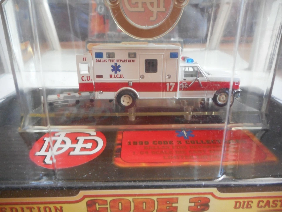 Code 3 1999 Ambulance Ford F-350 Dallas Fire Department en blanc au 1:64 en b... - Photo 2/3