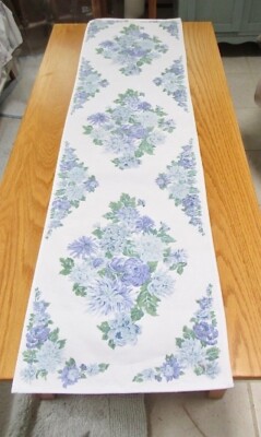 VINTAGE APRIL CORNELL LIGHT BLUE & VIOLET ASTER COFFEE TABLE RUNNER 52''X14'' VG++