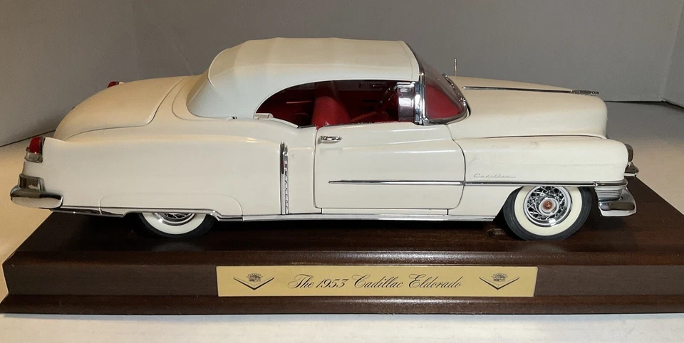 1953 Cadillac Eldorado Convert. | Danbury Mint литая | 1:16 с коробкой и деревянным основанием - Изображение 4 из 4