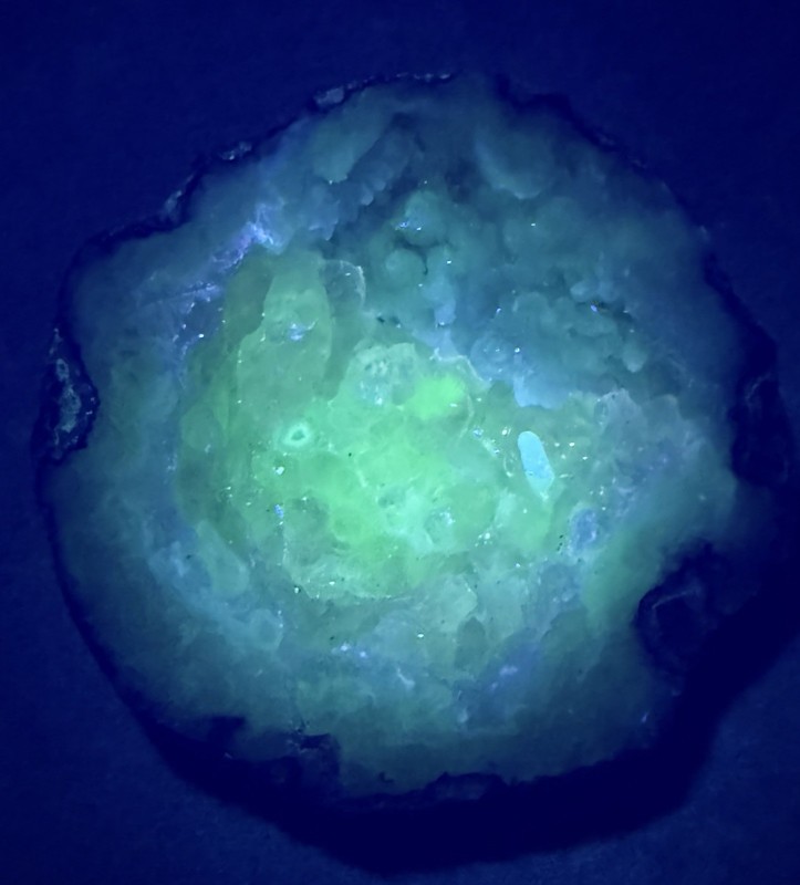 Crystal 161g UV Reactive Agate Geode Raw Specimen Mineral