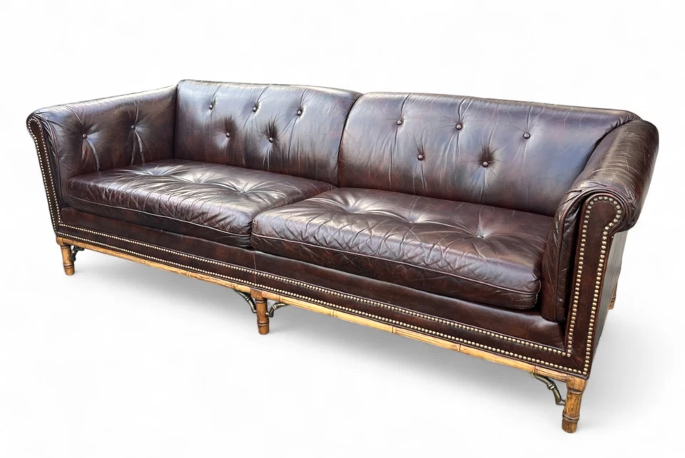 Sofá vintage de cuero marrón oscuro con base de bambú y seis patas de madera tallada Foto 3 de 4