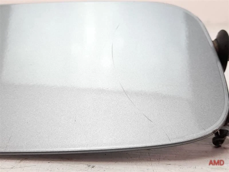 Aba de porta de enchimento de combustível conversível 2005 BMW 330ci 325ci E46 cinza prata 8222391 - Imagem 2 de 4