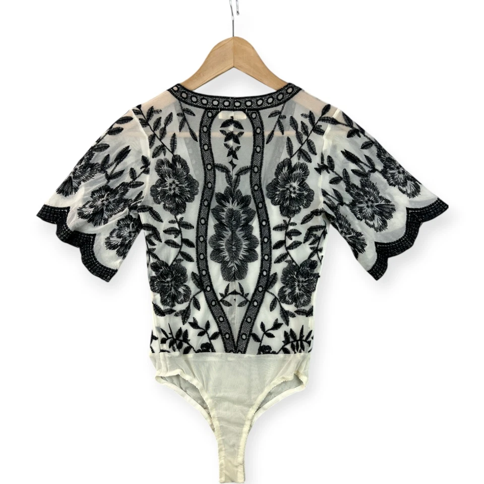 Body para mujer Honey Punch talla XS beige malla negro floral bordado cuello en V Foto 4 de 4