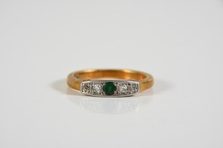 O08T19 gold 750 18ct ring diamonds condition approx 0.08ct emerald