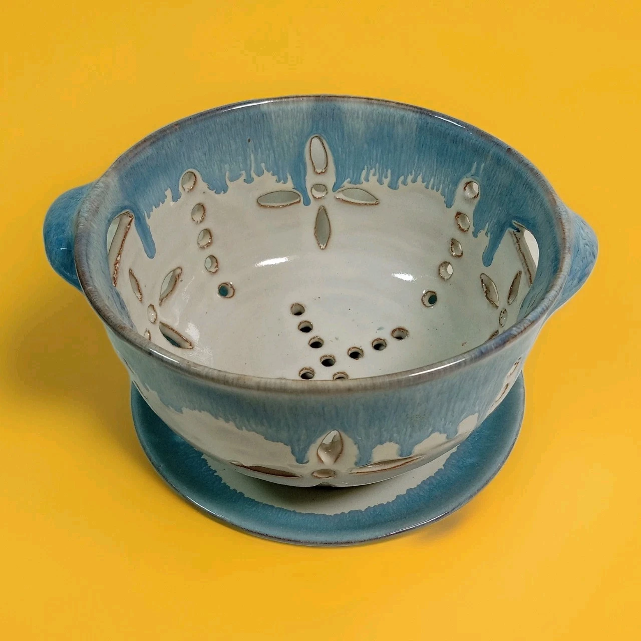 Bowl Of Berries Colander~Strainer With Saucer~Ceramic Blue & Cream Drip,adorable
Opens in a new wind