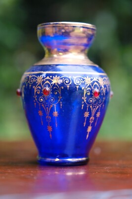 Vintage böhmische kobaltblaue Glasvase mit Vergoldung & roten Schmucksteinen 11 cm tschechisch