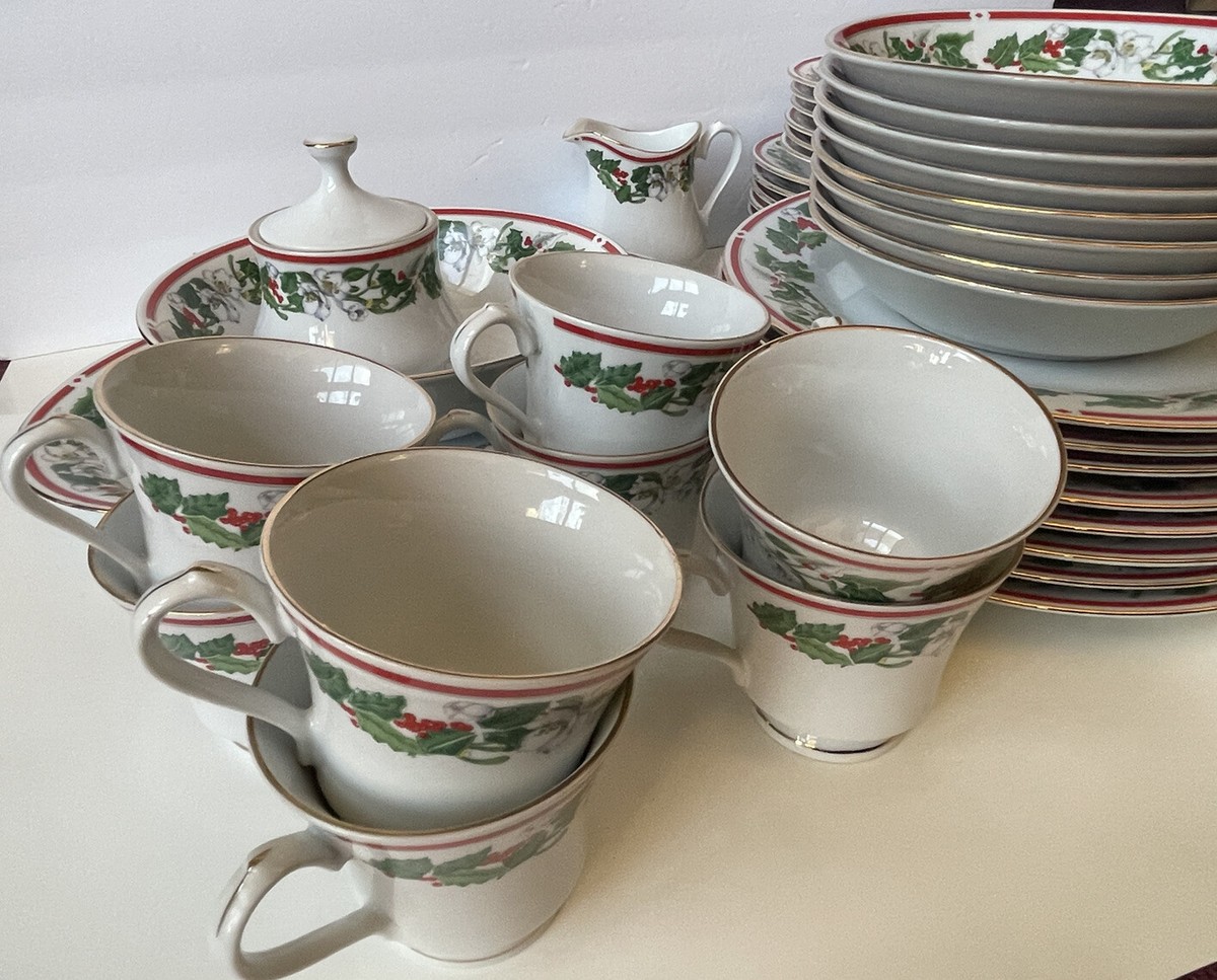 St. Maria 42 Piece Set 8 Place Sets Serving Dishes Christmas Lynns