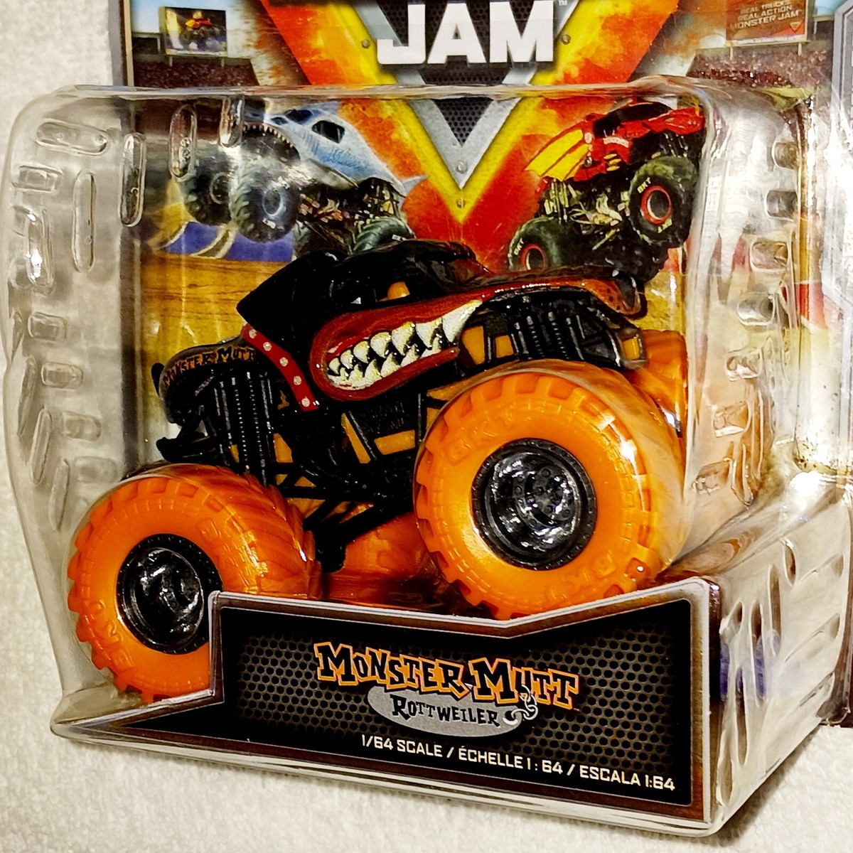 MONSTER JAM MONSTER MUTT ROTTWEILER NEW 1/64 DIECAST MONSTER TRUCK