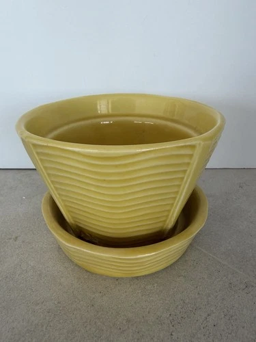McCoy Vintage Yellow Planter 3 1/2”h.  4 3/4” Across. No Chips Or Cracks.