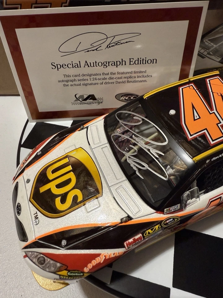 RARO* AUTOGRAFADO David Reutimann #44 UPS 2008 BERÇO 1/24 Nascar Diecast - Imagem 3 de 4