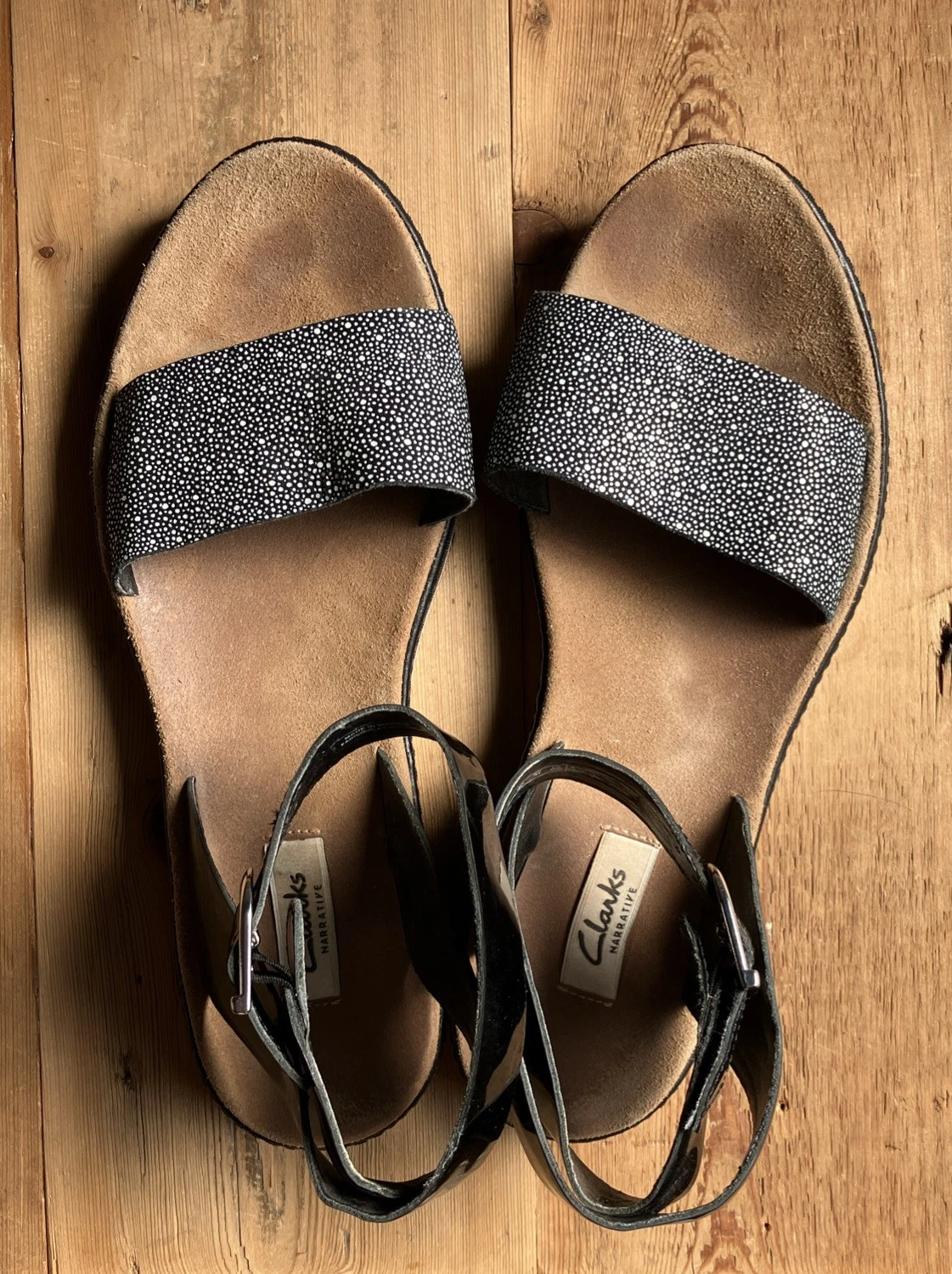 CLARKS Sandali Clark’s cinturino alla caviglia in pelle…così morbidi…taglia UK 7..bianco e nero X