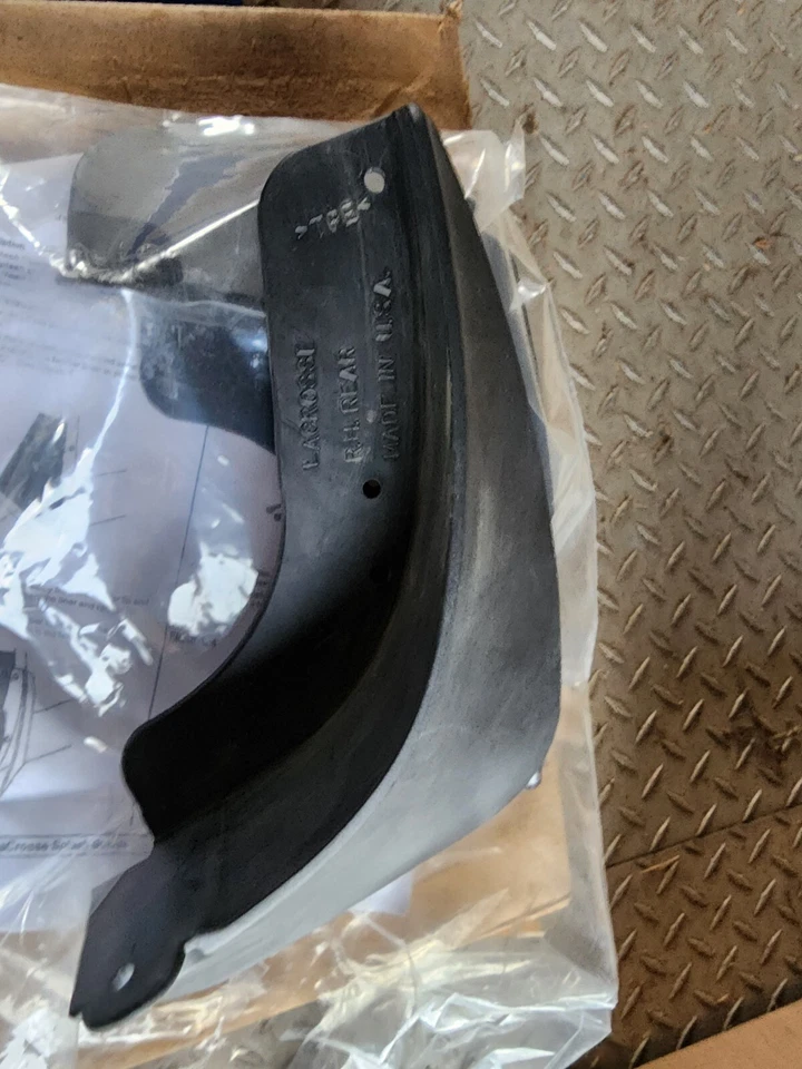 12499168 GM Protectores contra Salpicaduras, Juego Trasero Buick LaCrosse Moldeado 05-07 Nuevo Foto 4 de 4