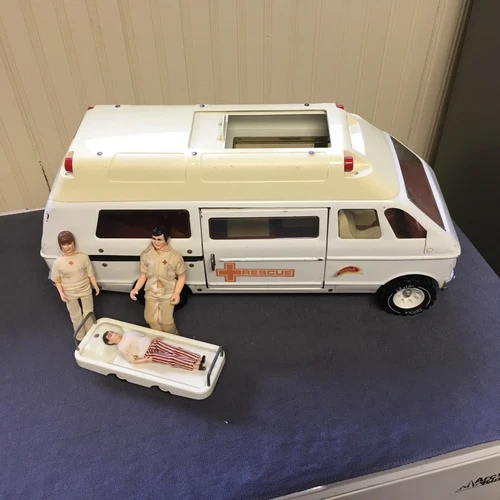 VINTAGE 1970's TONKA 19" RESCUE AMBULANCE with FIGURES & STRETCHER Used