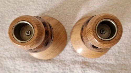 SIGNED PAIR OF OAK & BANKSIA NUT WOODEN CANDLESTICKS 14.5cm - Picture 5 of 6