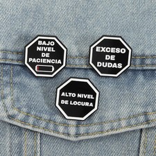 Spanish Warning Sign Enamel Pins BAJO NIVEL DE PACIENCIA EXCESO DE DUDAS Brooch 