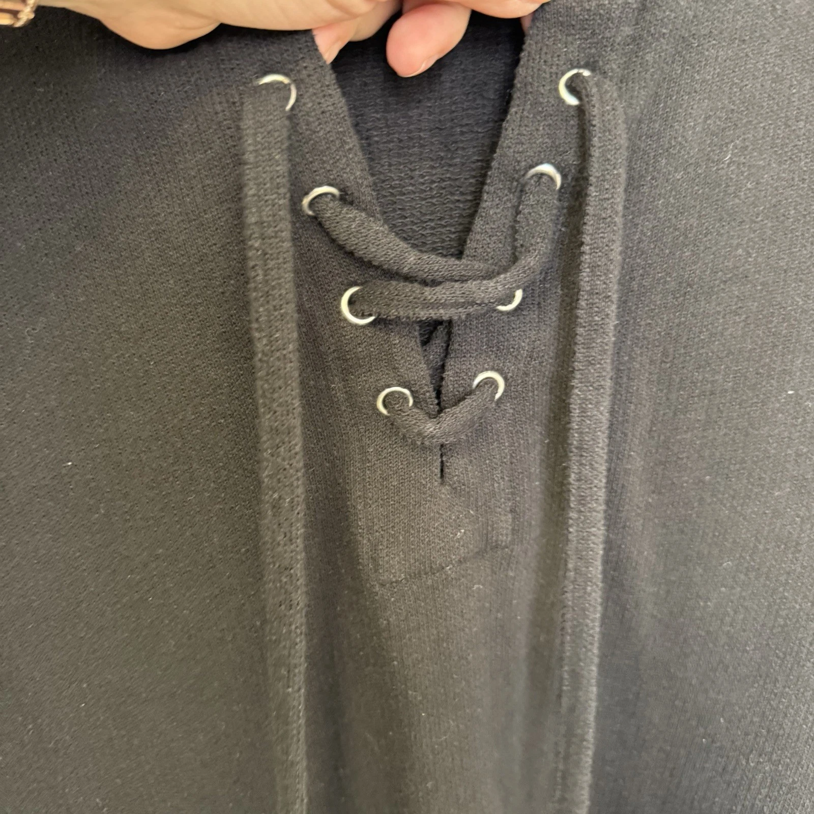 Maglione Michael Kors nero alto basso stringato davanti con cappuccio 1x logo gemma