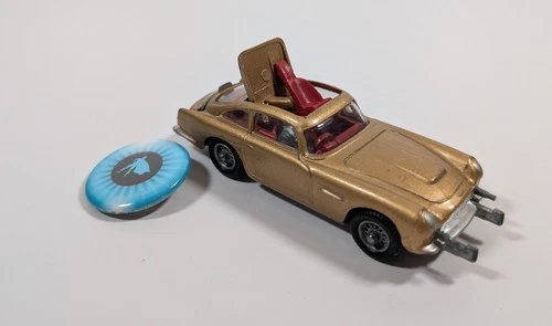 CORGI TOYS #261 JAMES BOND 007 ASTON MARTIN DB5 1960's Gold