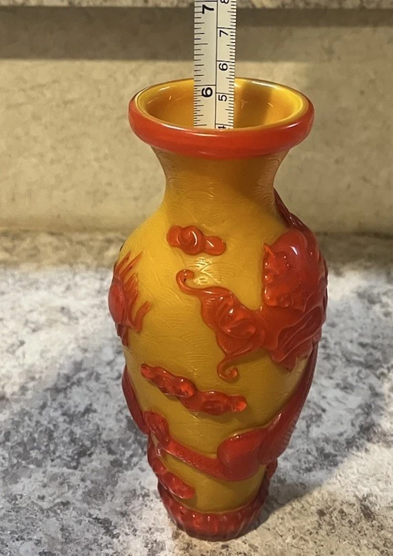 Jarrón chino amarillo picoteo con dragón chino rojo, estampado en la parte inferior Foto 3 de 4