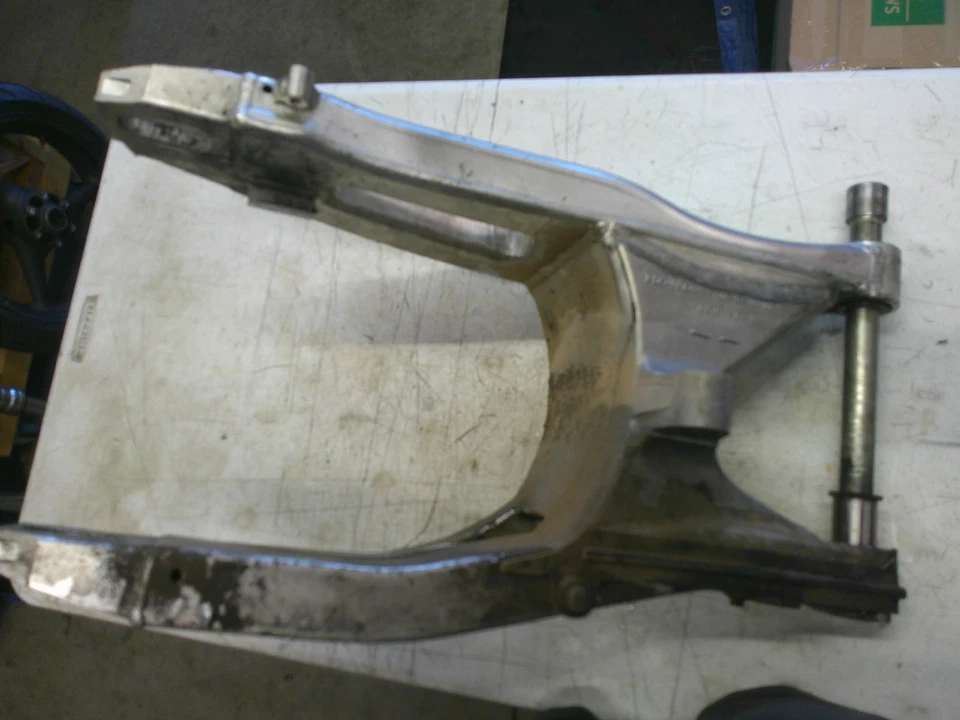 Brazo oscilante trasero Honda CBR 954 CBR900RR 2002-2003 Foto 4 de 4