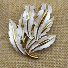Lovely Vintage JJ Signed Brooch Pin Enamel Frond Toga Goddess Elegant 