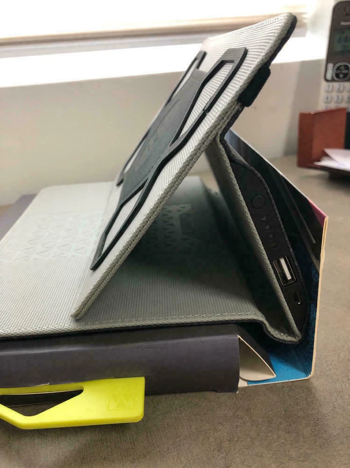 Estuche de batería M-Edge Folio Power 4000 mAh para dispositivos de 7-8 pulgadas - gris jaspeado Foto 4 de 4