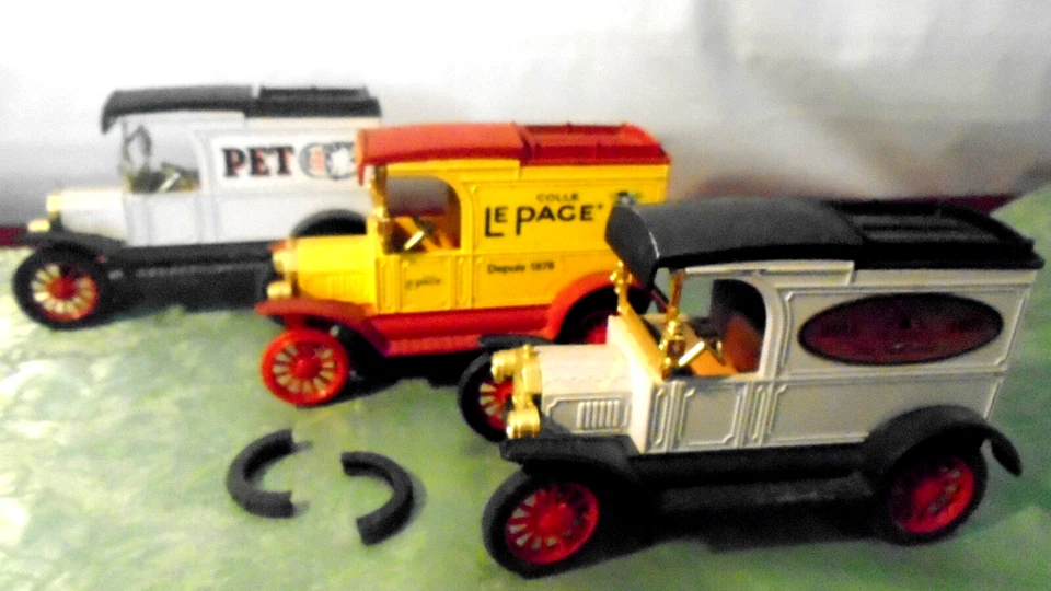 Lot 3 ERTL 1913 Ford Model T Van Coin Banks With Keys Phone Pet Milk Le Page's - Image 2 of 4