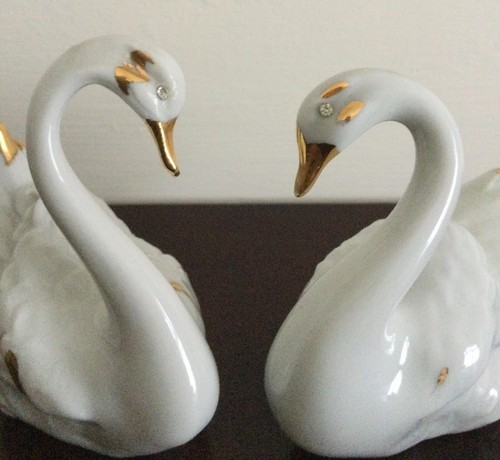 Capodimonte Small Swans with Swaroski Crystals - set of 2 - Picture 8 of 9