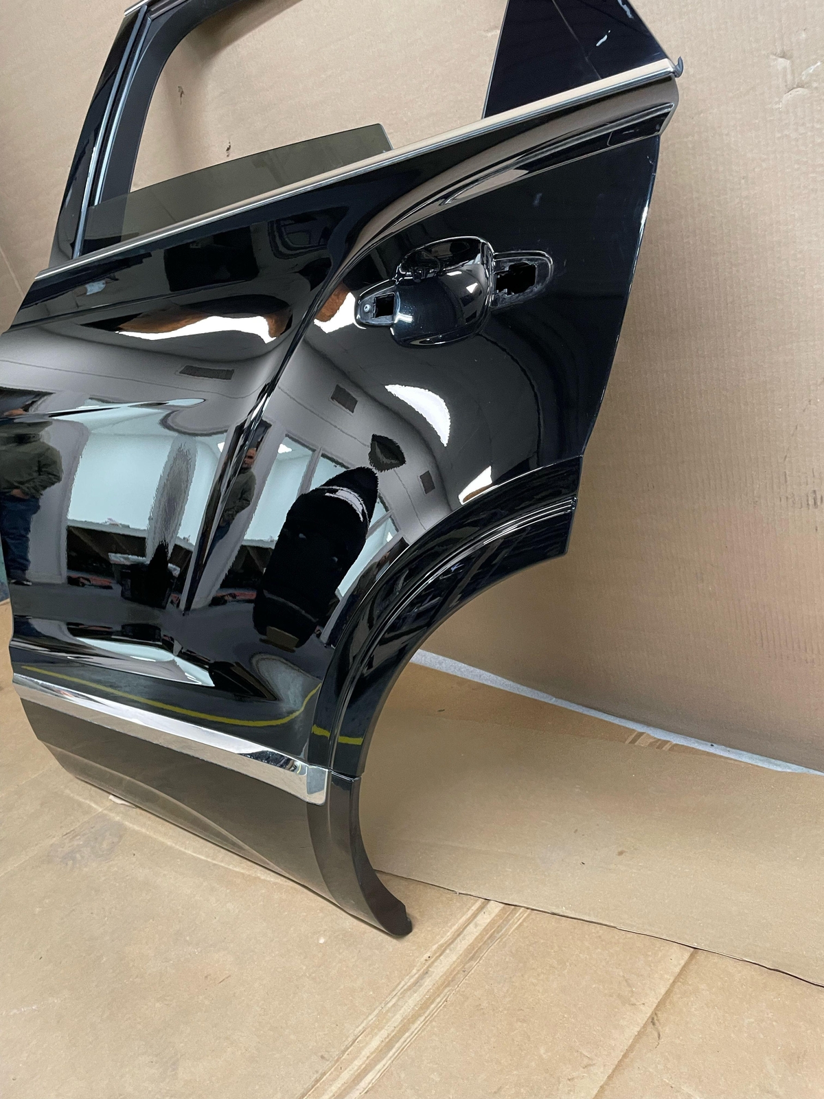 2018 BENTLEY BENTAYGA REAR LEFT SIDE DOOR W/ WINDOW BLACK SAPPHIRE (6905)