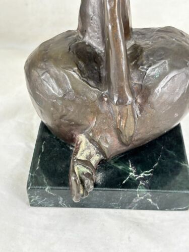 Scultura in bronzo firmata Braslow 111/4" seduta donna con cappuccio - numero 12/25 - Foto 2 di 13