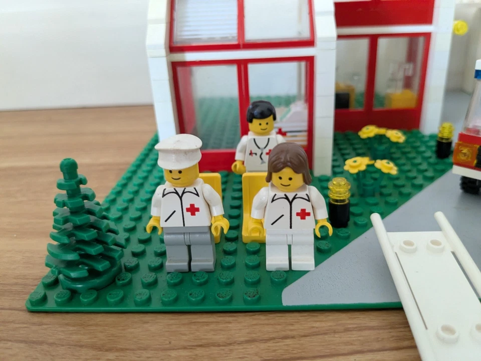 Lego 6380 Town Emergency Treatment Center - 100% Complete Vintage Pre-owned - Image 3 of 4
