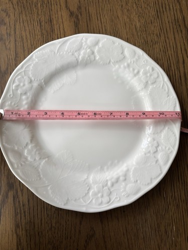 Set of 4 Wedgwood Strawberry & Vine Bone China England 11 1/4" Dinner Plates - Picture 6 of 6