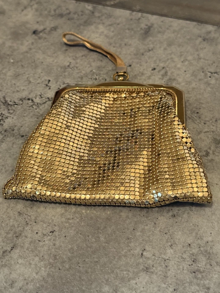 Bolso sin asas de noche compacto vintage de malla dorada Whiting & Davis Foto 3 de 4