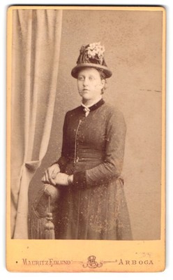 Fotografie Mauritz Edlund, Arboga, Hamngatan, Porträt einer Dame mit Hut 
