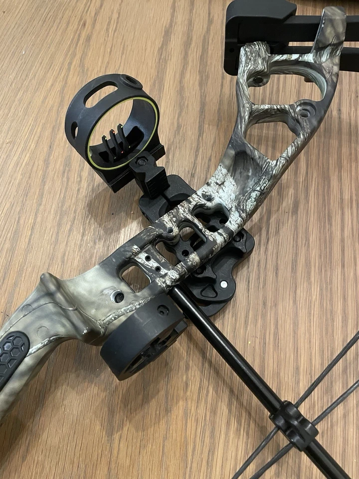 PSE Mini Burner Youth Bow: 5-Arrow Quiver, Whisker Rest, Stabilizer, 3-Dot Sight - Image 3 of 4