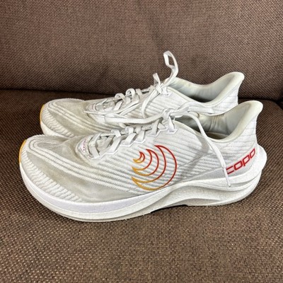 Topo Athletic Cyclone 3 Damengröße 9,5 UK weiß/Sonnenuntergang