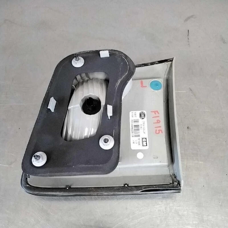 Левый задний фонарь со стороны водителя для Saturn Outlook 2007-2010 годов выпуска в сборе с установленной крышкой изготовитель оборудования - Изображение 2 из 2