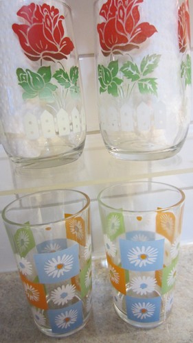 4 Retro Kitchen Glasses, Tall Roses Daisies Juice Milk Tumblers Granny Core - Picture 4 of 6