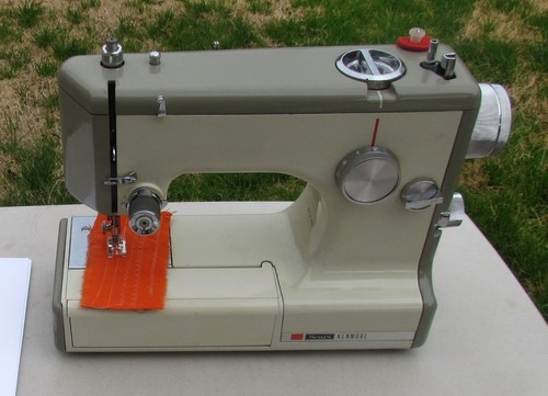 MACCHINA DA CUCIRE KENMORE MODELLO 1040 CON CUSTODIA "ROSA" E ISTRUZIONI - Foto 4 di 22