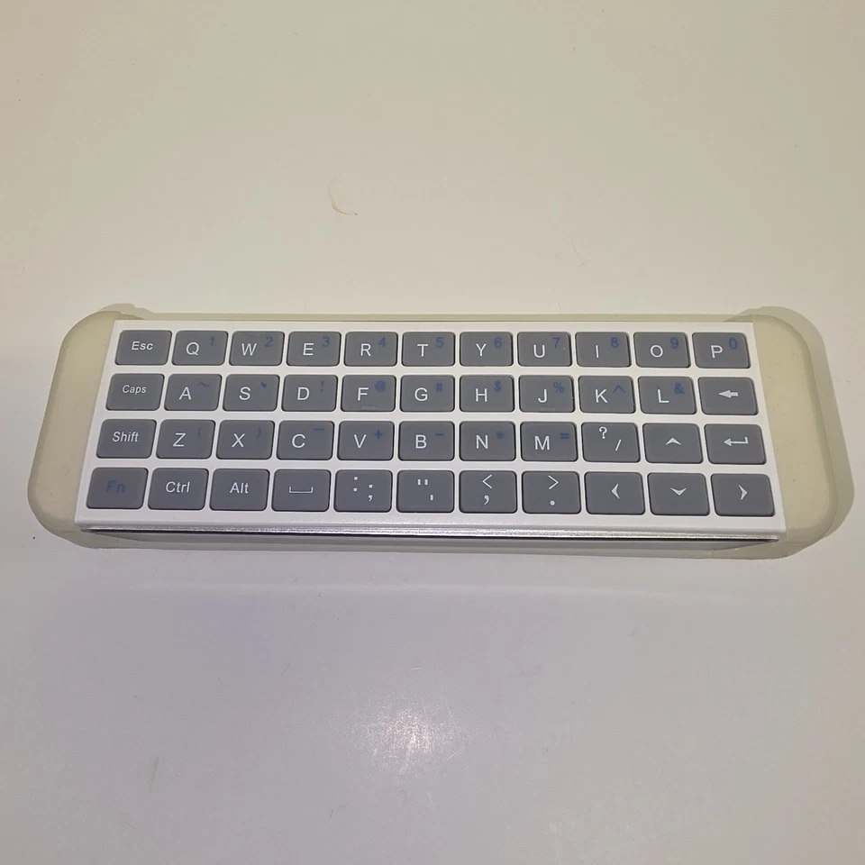 iPazzPort Wireless Mini Handheld Keyboard for PC Laptop With Silicone Case - Image 4 of 4