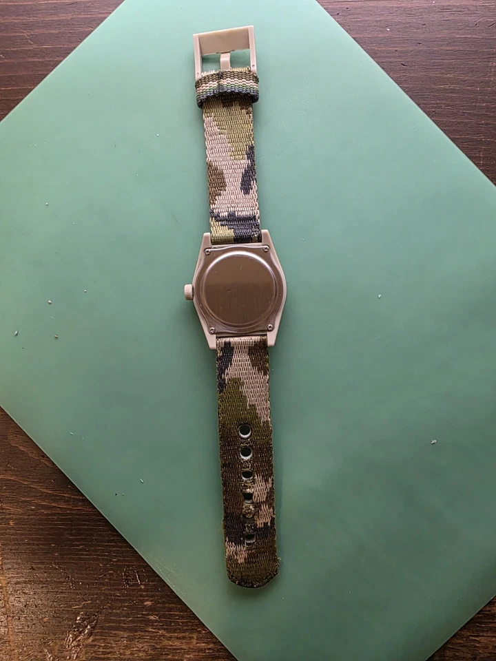 Reloj Neff Daily Hombre 42mm Beige Camuflaje Nylon Correa 5ATM - Batería Nueva 108200 Foto 3 de 3