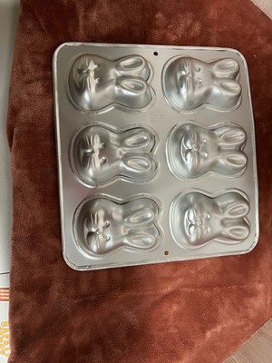 Wilton Vintage 1992 #2105-4426 Easter Six Mold Bunny Head Aluminum Cake Pan